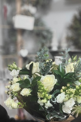 LUXURY WHITE ROSE BOUQUET