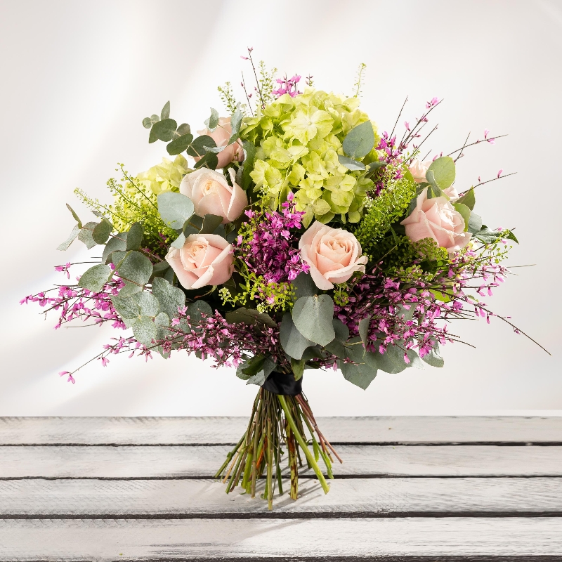 Pretty pinks hydrangea and rose bouquet